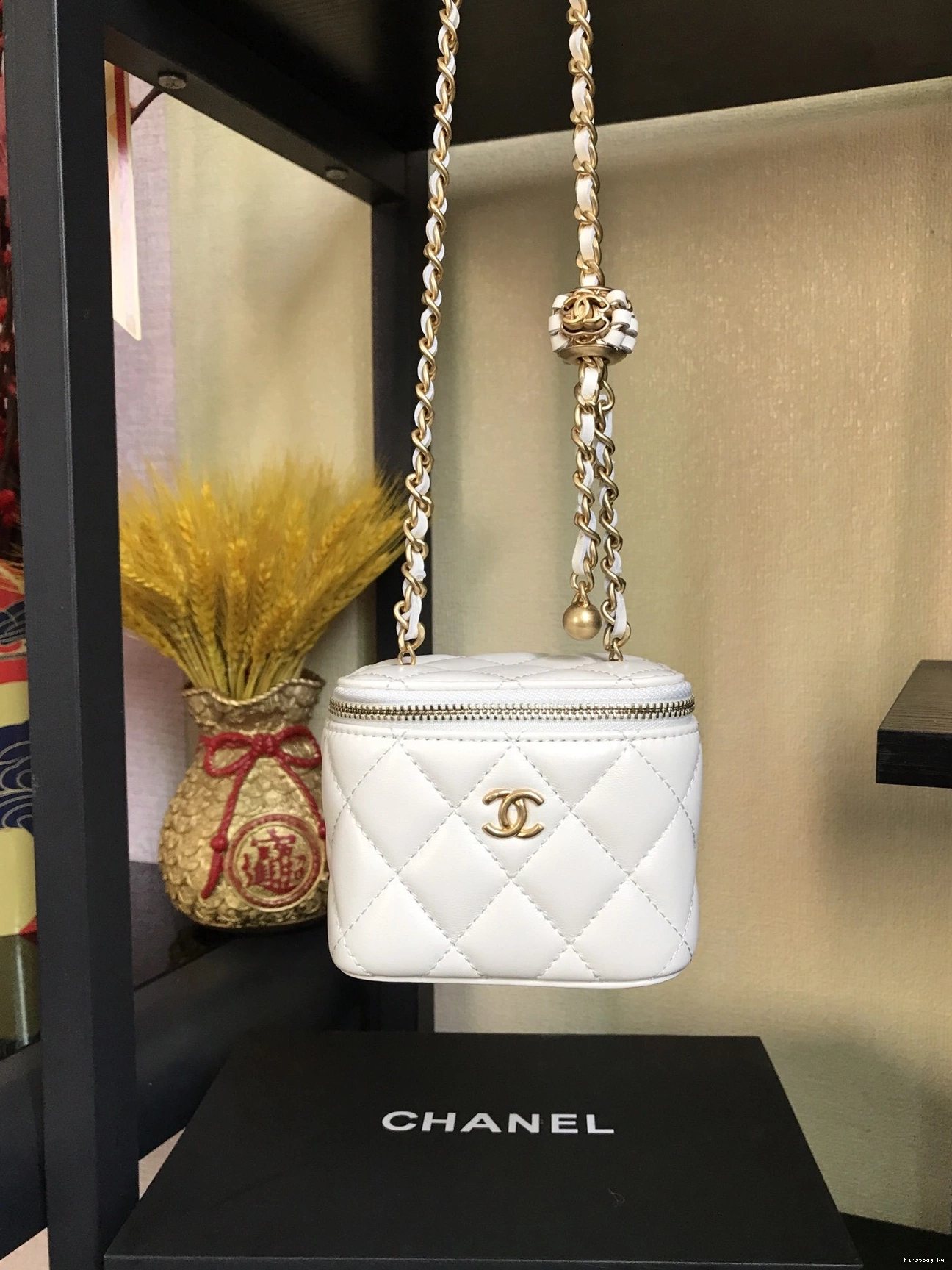 CHANEL CHAIN SMALL WITH VANITY 0826